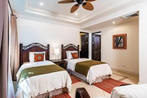 LUXURY 3BR appt, CENTER, 2 min to BEACH, hi-speed wifi