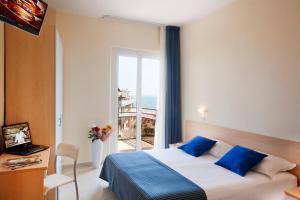 Double Room with Sea View room in Hotel Fantasy