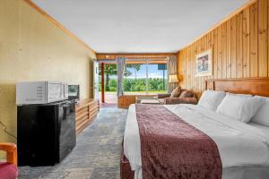 Double Room with Two Double Beds room in Saluda Mountain Lodge