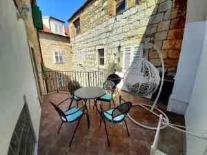 Luxury Stone House - Quiet Center!