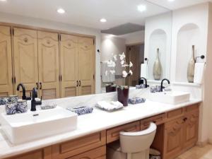 Gorgeous Villa in Cabo with Ocean and Lands End View, private swimmable beach, Pools, sleeps 8