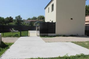 Maisons de vacances Maison neuve calme avec jardin et parking 15 mn de la Grande Motte et du Grau du roi ACCES PMR : photos des chambres