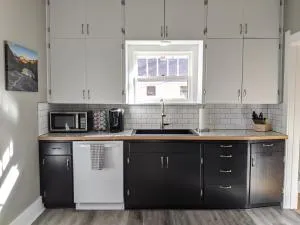 The Lewis House-Upper Level-A Peaceful Spot! - 拉勒米