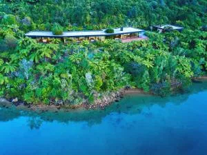Waterfall Bay Glass House - Lochmara Bay