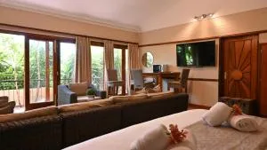 LUXURY EN-SUITE ROOM WITH LOUNGE @ 4 STAR GUEST HOUSE - Botshabelo