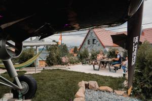 Antonov im Garten – Flugzeug-Ferienwohnung