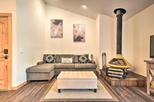 Estes Park Condo about 1 Mi to RMNP!