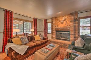 Deck and Yard Family-Friendly Pinetop Retreat