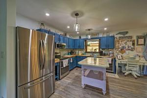 Updated Escape with Hot Tub 2 Mi to Sugar Mountain!