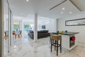 90m on the Croisette with Terrace & Sea View