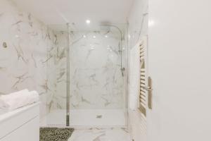 90m on the Croisette with Terrace & Sea View