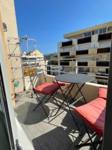 Beautiful Bright Apt At 3 Min Walk From The Beach