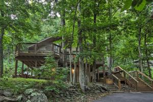 Cozy Hillside Hideaway in Wintergreen Resort!