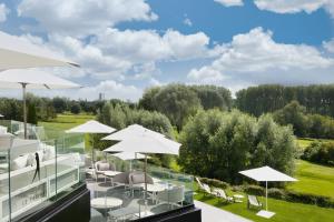 Hotels Best Western Plus Le Fairway Hotel & Spa Golf d'Arras : Chambre King De Luxe avec Balcon et Vue sur le Golf