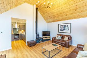 Thistle Lodge 22 with Hot Tub