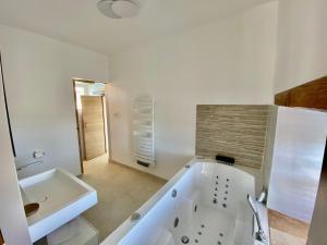 B&B / Chambres d'hotes La Maison des Vendangeurs - TABLE D'HOTES le soir du jeudi au lundi - Jacuzzi - Balneo SPA - ACCES Piscine UNIQUEMENT pour suite lit king size avec baignoire spa et chambre lit king Size baignoire spa Piscine de mai a octobre : photos des chambres