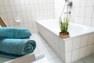 Blue Chili 99 - Großzügiges Loft WLAN Boxspringbett bis 4 Pers