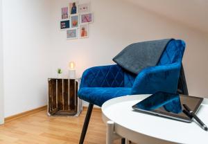 Blue Chili 99 - Großzügiges Loft WLAN Boxspringbett bis 4 Pers