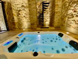 B&B / Chambres d'hotes La Maison des Vendangeurs - TABLE D'HOTES le soir du jeudi au lundi - Jacuzzi - Balneo SPA - ACCES Piscine UNIQUEMENT pour suite lit king size avec baignoire spa et chambre lit king Size baignoire spa Piscine de mai a octobre : photos des chambres