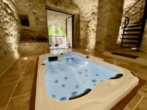 B&B / Chambres d'hotes La Maison des Vendangeurs - TABLE D'HOTES le soir du jeudi au lundi - Jacuzzi - Balneo SPA - ACCES Piscine UNIQUEMENT pour suite lit king size avec baignoire spa et chambre lit king Size baignoire spa Piscine de mai a octobre : photos des chambres