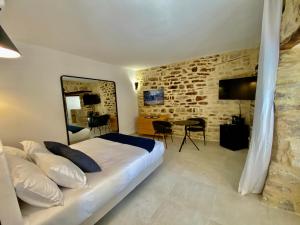 B&B / Chambres d'hotes La Maison des Vendangeurs - TABLE D'HOTES le soir du jeudi au lundi - Jacuzzi - Balneo SPA - ACCES Piscine UNIQUEMENT pour suite lit king size avec baignoire spa et chambre lit king Size baignoire spa Piscine de mai a octobre : photos des chambres