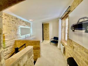 B&B / Chambres d'hotes La Maison des Vendangeurs - TABLE D'HOTES le soir du jeudi au lundi - Jacuzzi - Balneo SPA - ACCES Piscine UNIQUEMENT pour suite lit king size avec baignoire spa et chambre lit king Size baignoire spa Piscine de mai a octobre : photos des chambres