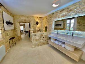 B&B / Chambres d'hotes La Maison des Vendangeurs - TABLE D'HOTES le soir du jeudi au lundi - Jacuzzi - Balneo SPA - ACCES Piscine UNIQUEMENT pour suite lit king size avec baignoire spa et chambre lit king Size baignoire spa Piscine de mai a octobre : photos des chambres