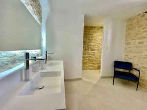 B&B / Chambres d'hotes La Maison des Vendangeurs - TABLE D'HOTES le soir du jeudi au lundi - Jacuzzi - Balneo SPA - ACCES Piscine UNIQUEMENT pour suite lit king size avec baignoire spa et chambre lit king Size baignoire spa Piscine de mai a octobre : photos des chambres