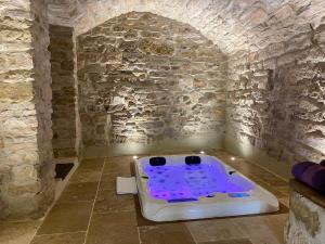 B&B / Chambres d'hotes La Maison des Vendangeurs - TABLE D'HOTES le soir du jeudi au lundi - Jacuzzi - Balneo SPA - ACCES Piscine UNIQUEMENT pour suite lit king size avec baignoire spa et chambre lit king Size baignoire spa Piscine de mai a octobre : photos des chambres