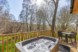 Thistle Lodge 18 with Hot Tub