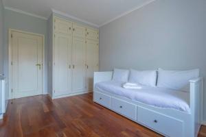 Stunning Apartment w Pool