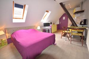 Les Combles room in CHEZ CAROLINE dans un havre de verdure et de calme