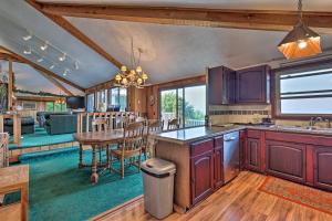 Retro Beech Mountain Home - 2 Mi to Skiing!