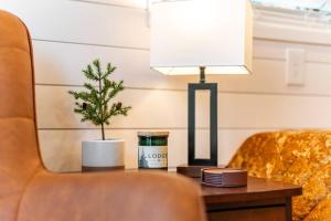 Deer Creek Tiny Container Home-12 Min to Magnolia