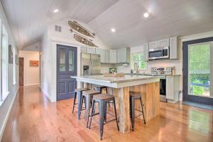Stylish Mountain Home Near Ski, Golf + Manchester!