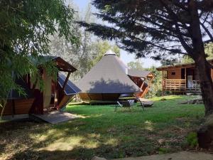 Tipis Du Petit Buisson
