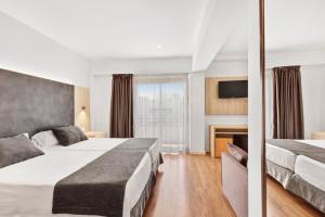 Triple Room with Balcony room in Hotel Principe