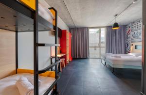 Hotels MEININGER Hotel Bordeaux Gare Saint-Jean : Chambre Quadruple