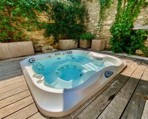 B&B / Chambres d'hotes La Maison des Vendangeurs - TABLE D'HOTES le soir du jeudi au lundi - Jacuzzi - Balneo SPA - ACCES Piscine UNIQUEMENT pour suite lit king size avec baignoire spa et chambre lit king Size baignoire spa Piscine de mai a octobre : photos des chambres