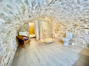 B&B / Chambres d'hotes La Maison des Vendangeurs - TABLE D'HOTES le soir du jeudi au lundi - Jacuzzi - Balneo SPA - ACCES Piscine UNIQUEMENT pour suite lit king size avec baignoire spa et chambre lit king Size baignoire spa Piscine de mai a octobre : photos des chambres