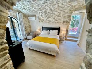 B&B / Chambres d'hotes La Maison des Vendangeurs - TABLE D'HOTES le soir du jeudi au lundi - Jacuzzi - Balneo SPA - ACCES Piscine UNIQUEMENT pour suite lit king size avec baignoire spa et chambre lit king Size baignoire spa Piscine de mai a octobre : photos des chambres