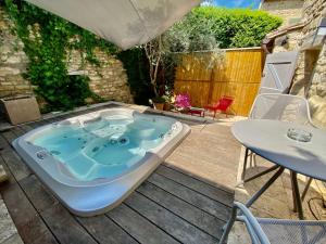 B&B / Chambres d'hotes La Maison des Vendangeurs - TABLE D'HOTES le soir du jeudi au lundi - Jacuzzi - Balneo SPA - ACCES Piscine UNIQUEMENT pour suite lit king size avec baignoire spa et chambre lit king Size baignoire spa Piscine de mai a octobre : photos des chambres