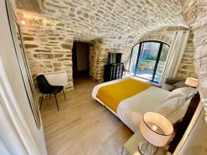B&B / Chambres d'hotes La Maison des Vendangeurs - TABLE D'HOTES le soir du jeudi au lundi - Jacuzzi - Balneo SPA - ACCES PISCINE pour toutes les chambres sauf STUDIO COQUET- Piscine de mai a mi-octobre : photos des chambres