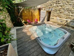 B&B / Chambres d'hotes La Maison des Vendangeurs - TABLE D'HOTES le soir du jeudi au lundi - Jacuzzi - Balneo SPA - ACCES PISCINE pour toutes les chambres sauf STUDIO COQUET- Piscine de mai a mi-octobre : photos des chambres