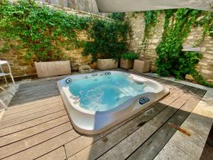 B&B / Chambres d'hotes La Maison des Vendangeurs - TABLE D'HOTES le soir du jeudi au lundi - Jacuzzi - Balneo SPA - ACCES Piscine UNIQUEMENT pour suite lit king size avec baignoire spa et chambre lit king Size baignoire spa Piscine de mai a octobre : photos des chambres