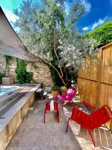 B&B / Chambres d'hotes La Maison des Vendangeurs - TABLE D'HOTES le soir du jeudi au lundi - Jacuzzi - Balneo SPA - ACCES PISCINE pour toutes les chambres sauf STUDIO COQUET- Piscine de mai a mi-octobre : photos des chambres