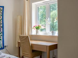 Cheerful 2-Bedroom house with Private parking - Pass the Keys