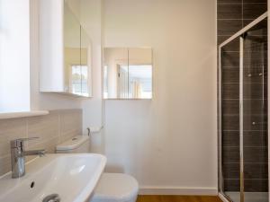 Cheerful 2-Bedroom house with Private parking - Pass the Keys