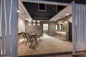 Christianna & George Luxury Hot Tub Apartment