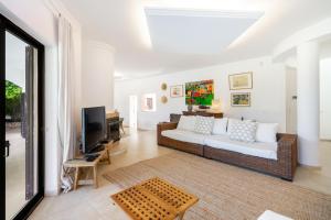 Luxury Private Family Villa with Pool AC & Parking